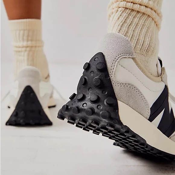 New Balance 327 Sneakers - Picture 2 of 9